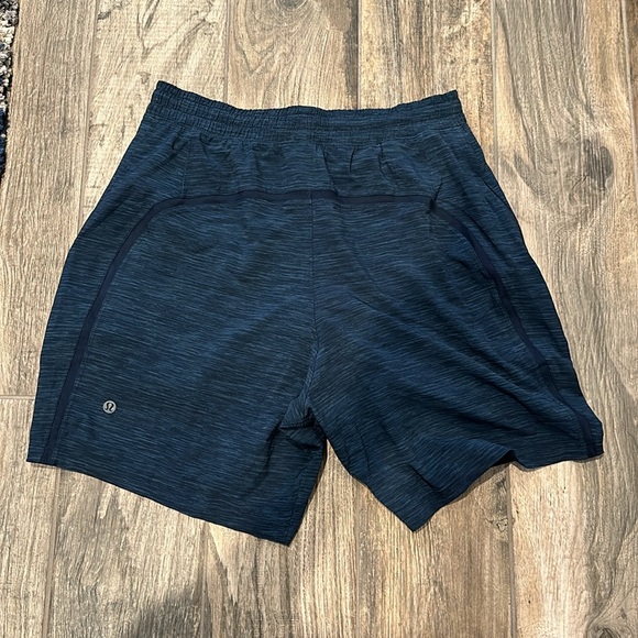 Men’s Lululemon workout shorts size Medium - Picture 3 of 4